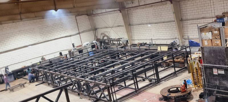 هياكل معدنية داخل ورشة تصنيع / Metal structures inside a fabrication workshop