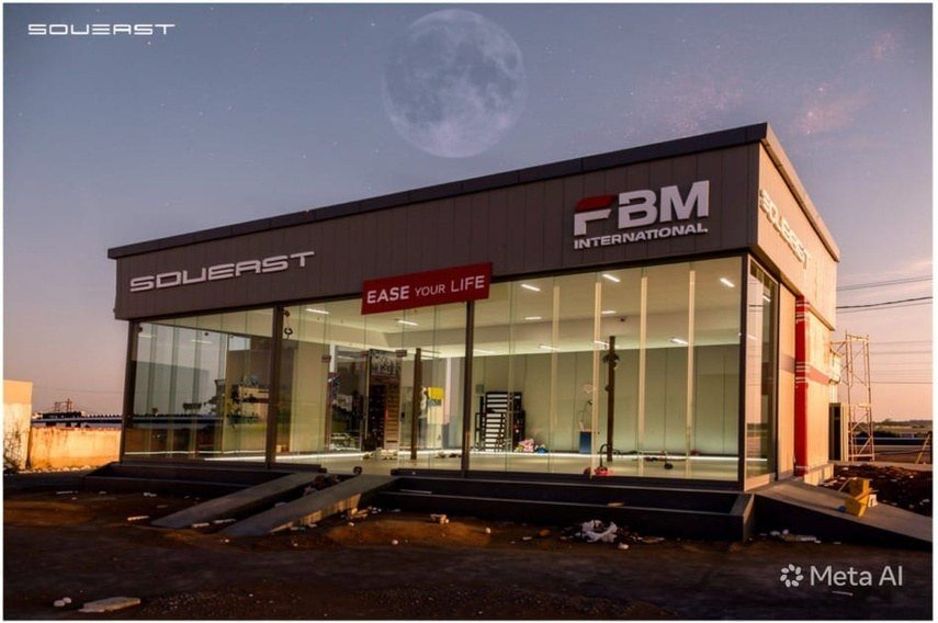 واجهة تجارية بلافتات مضيئة ليلًا / Commercial facade with illuminated signage at night